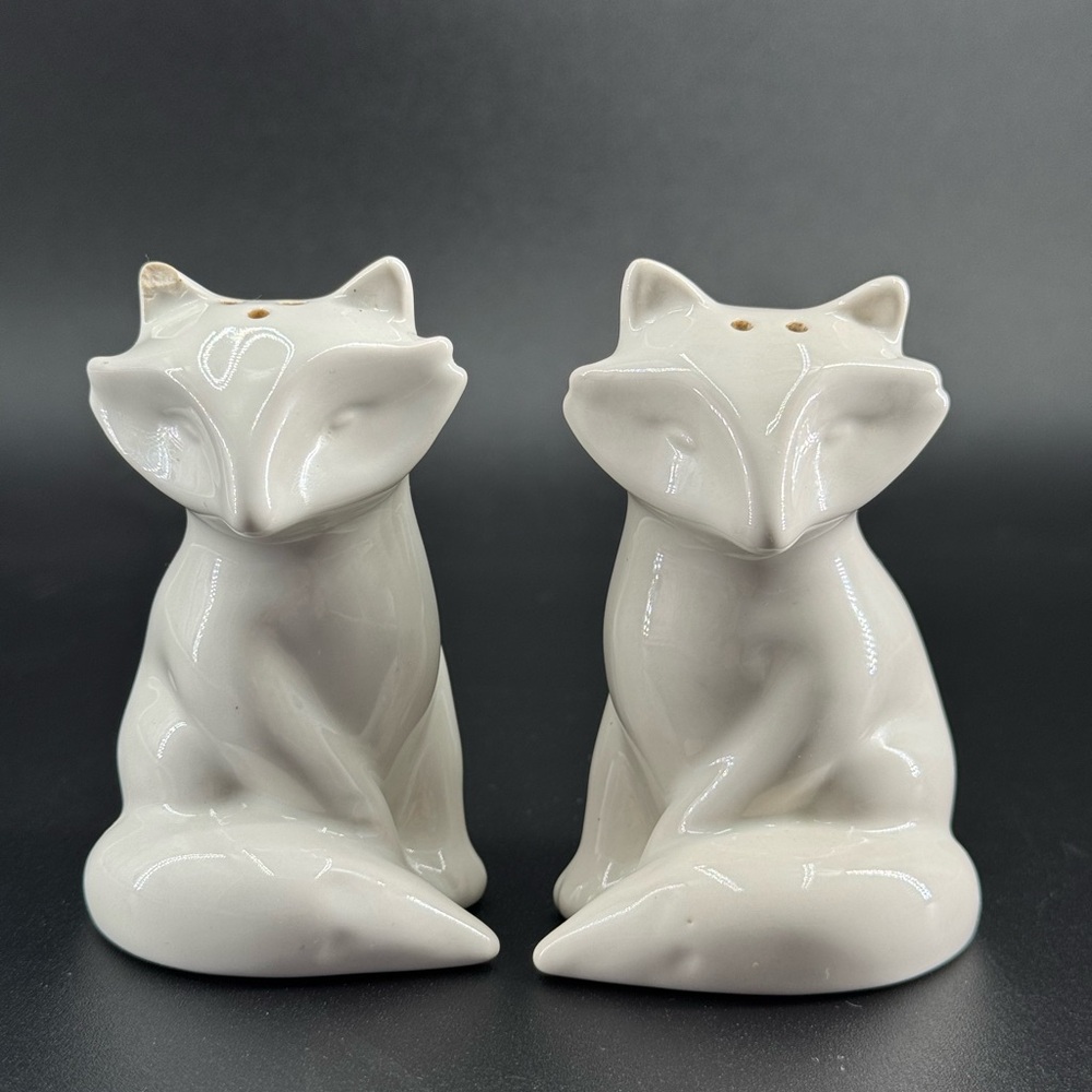 ๐ SOLD OUT ๐ White Fox Salt & Pepper Shakers by ๐๐๐ง๐๐จ๐๐ค๐ก๐ 2014 - Set of 2 - Picture 1 of 8